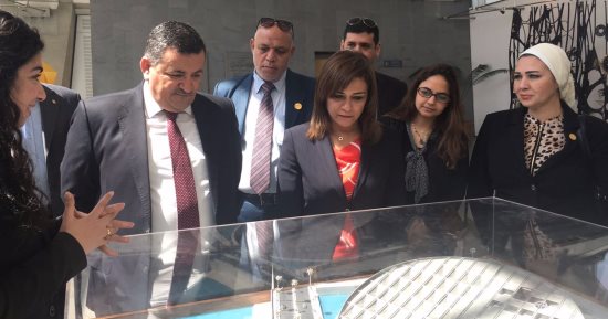 بالصور.. وفدان من البرلمان يزوران مكتبة الإسكندرية ويلتقطان صورا مع ملكات الجمال 
