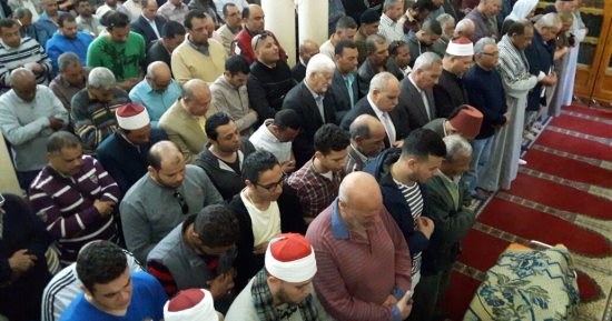بالصور.. آلاف المواطنين بالسويس يشيعون جثمان الكابتن غزالى شاعر المقاومة