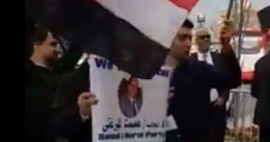 بالفيديو.. مصريون يهتفون "نثق فى السيسى" من أمام مقر إقامة الرئيس بواشنطن