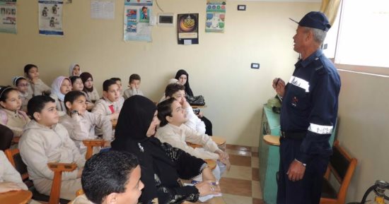الحماية المدنية بكفر الشيخ تشرح لطلاب مدرسة كيفية استعمال معدات الإنقاذ