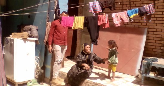 بالصور.. ربة منزل وأبنائها الثلاثة يعيشون فى غرف بالخشب فى المنوفية