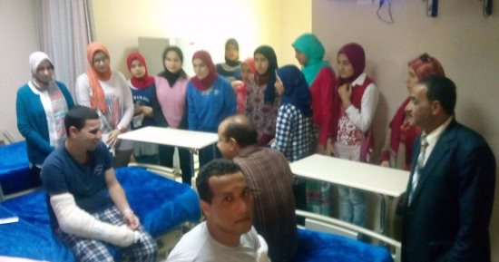 طلاب كفر الشيخ يزورون مصابى العمليات الإرهابية بمستشفى القوات المسلحة