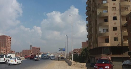 قارئ يرصد أعمدة إنارة مضاءة نهارا على الطريق الدائرى فى صفط اللبن