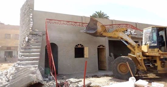 بالصور .. حملة لإزالة التعديات بقرية كوم بدار بسوهاج