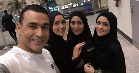 شاهد.. "بنات" الحضرى بملابس الإحرام فى المطار قبل أداء العمرة