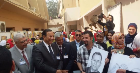 بالصور.. قصة طالب يرسم بورتريهات بجامعة المنوفية ليهديا لرئيسها