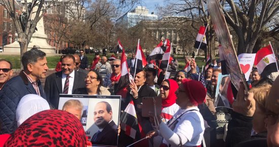 الجالية المصرية تحتشد أمام البيت الأبيض للترحيب بالرئيس