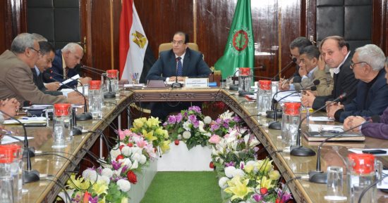 محافظ الدقهلية يجتمع باللجنة العليا لتوريد القمح موسم 2017