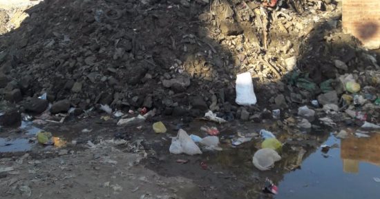 بالصور.. أهالى "الحكروب" بأسوان يطالبون بإزالة المخلفات من المنطقة