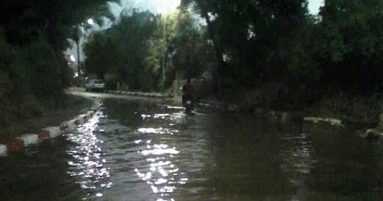 غرق طريق خزان أسوان بسبب كسر مفاجئ لخط صرف صحى