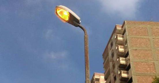 أعمدة مضاءة نهارا فى شارع سنان بالزيتون بالرغم من دعوات الترشيد