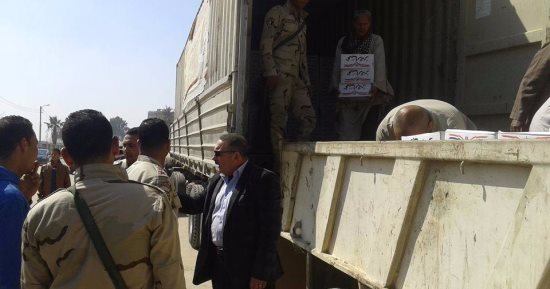 بالصور .. توزيع 4 آلاف كرتونة مواد غذائية من القوات المسلحة بالمنيا