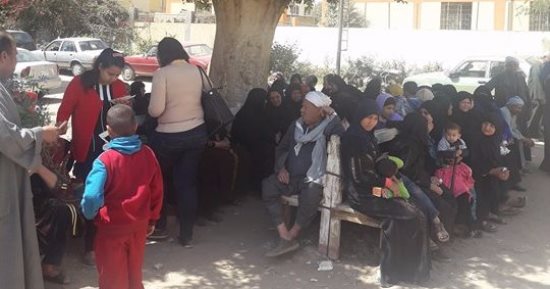 مرضى بمستشفى ملوى العام يستنكرون تأخر طبيب الباطنة عن الكشف