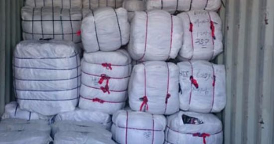 بالصور.. ضبط 20 طن إيشاربات وشال حريمى مهربة داخل حاويتين بالسويس