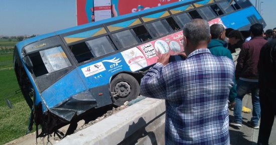نوم سائق أتوبيس يتسبب فى انقلابه وإصابة 4 ركاب بطريق إسكندرية - مطروح