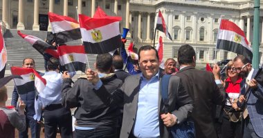 بالفيديو.. الجالية المصرية وأمريكيون فى وقفة تأييد أمام الكونجرس أثناء تواجد السيسي