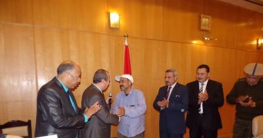 محافظ دمياط يكرم الحارس الليلى بمدرسة الكفراوى للغات لإخلاصه فى العمل