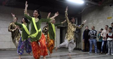 حفل استعراضى لفرقة هندية  بمحطة مترو السادات 