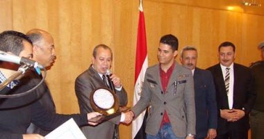 محافظ دمياط يكرم طلاب مدرسة مناع خليل لفوزهم بمسابقة أوائل الثانوية
