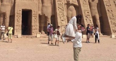 أهم 10 بوستات اليوم.. سائح صينى يطلب الزواج من حبيبته فى معبد نفرتارى بأسوان