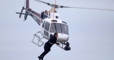 بالصور.. تعرف على سر ظهور هارى ستايل معلقا من طائرة هليكوبتر