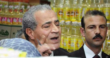 بالصور.. مواطنة لوزير التموين: الطماطم بـ12 جنيها.. والمصيلحى: "تعالى أجبهالك بـ8"