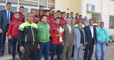 بالصور ..محافظ الوادى الجديد يكرم فريقى نهائى دورى مراكز الشباب
