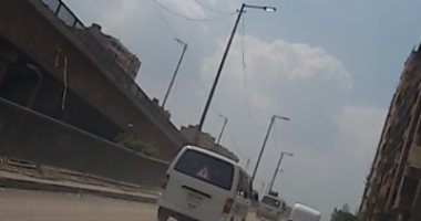 أعمدة إنارة مضاءة صباحاً فى نزلة المرج بالطريق الدائرى 