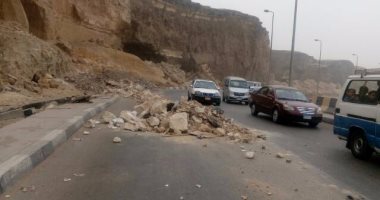 إغلاق طريق سفاجا - قنا بعد انهيار صخرة وجارى رفعها لتسيير حركة المرور