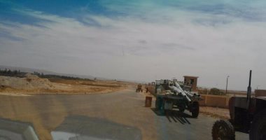 تركيب أعمدة إنارة على الطريق الدائرى لمدينة باريس فى الوادى الجديد