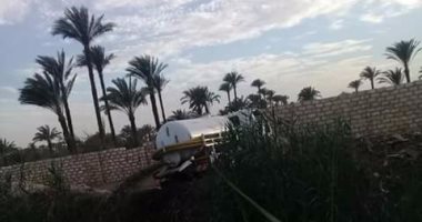 ضبط سيارة كسح تلقى حمولتها بأرض زراعية ببنى مزار فى المنيا