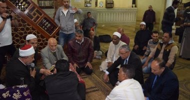 بالصور ..محافظ المنيا يشهد عقد قران إحدى فتيات مؤسسة البنات