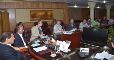 محافظ الغربية يجتمع مع المقاولين المنفذين لمشروعات الأبنية التعليمية