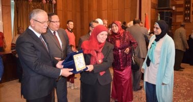 بالصور ..محافظ المنيا يكرم 215 معلمة ومديرة متميزة بالتربية والتعليم