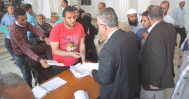 بالصور .. محافظ المنيا يبحث شكاوى وطلبات المواطنين ويوجه بسرعة حلها