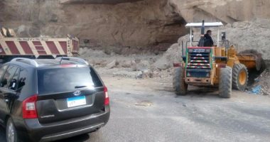 بالصور.. "المرور" تعيد فتح طريق محور صلاح سالم والمقطم بعد رفع حطام صخرة