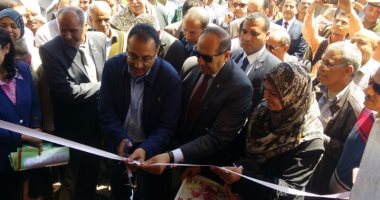 بالصور.. استقبال وزير الإسكان بالطبل البلدى خلال افتتاح "السماكين" بسوهاج