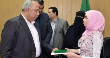 محافظ الشرقية يهدى 5 آلاف جينه وغسالة لعرائس الأيتام ويكرم الطلبة