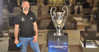 بالصور.. أسطورة مانشستر يونايتد وكأس دورى أبطال أوروبا داخل المتحف المصرى
