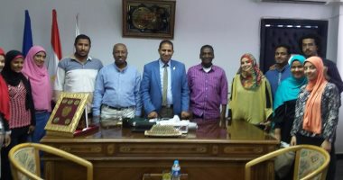 رئيس جامعة أسوان يكرم الطلاب الفائزين بالمركز الأول بمسابقة الأنشطة