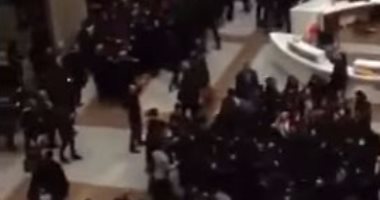 بالفيديو.. شرطة أردوغان تسحل محامين معتصمين داخل دار القضاء
