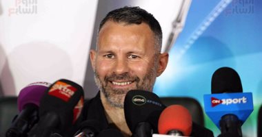 إهداء ريان جيجز قميص المنتخب  على هامش مؤتمر دورى أبطال أوروبا بالقاهرة