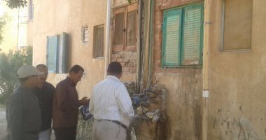 بالصور.. رئيس مركز الداخلة يتابع أعمال صيانة مرافق المياه والصرف فى حى الجناين 