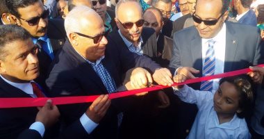 بالصور.. محافظ بورسعيد يفتتح مهرجان "الساندويتش العملاق" بطول الممشي السياحى