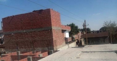 بالصور.. شكوى من مرور أسلاك كهرباء الضغط المتوسط فوق منازل قرية بالمنيا