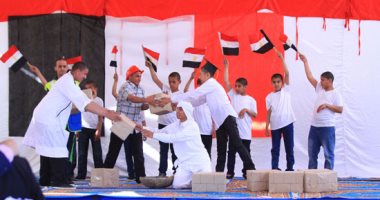 أطفال مؤسسة التثقيف الفكرى بالمرج يرددون الأغانى احتفالا بيوم اليتيم