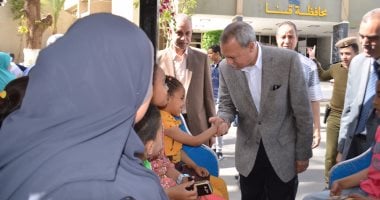 بالصور .. محافظ قنا يستقبل مسيرة للأطفال الأيتام للإحتفال بيوم اليتيم