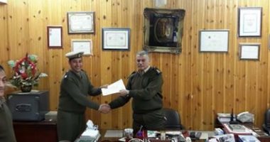 مدير أمن المنيا يكرم ضابطا بعد نجاحه فى القبض على مسجل خطر 