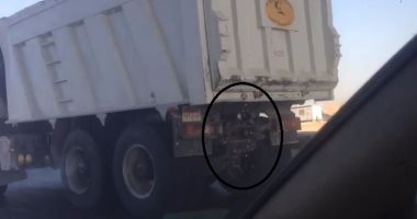 قارئ يرصد سيارة نقل يتساقط منها "الزلط" بطريق السويس