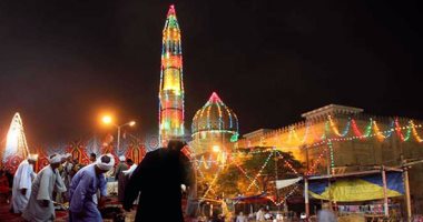 تأهب صوفى احتفالا بـ"أم العواجز".. وانتخابات الطرق الصوفية تسيطر على أجواء مولد السيدة زينب.. والأوقاف تحذر من الاختلاط.. وإدارة المسجد تمنع الطعام.. رئيس رابطة الأدارسة: التمايل والذكر فعله أصحاب الرسول